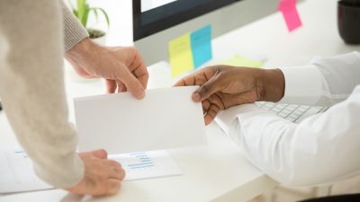 Pessoas-comentendo-fraudes-financeiros-no-ambiente-de-trabalho-na-empresa