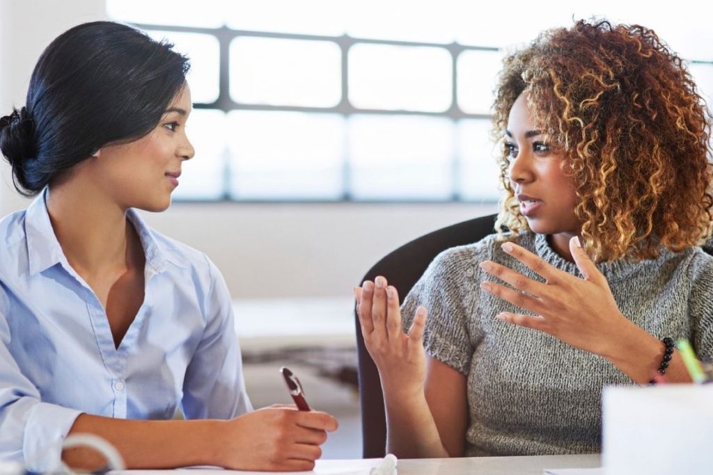 Mulheres conversando